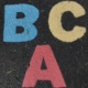 bogstaverne a, b og c malet på asfalt