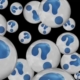 mange hvide balloner med påtrykt spørgsmåltegn i blå farve